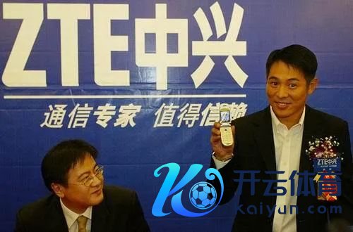 2003 年 11 月，中兴签约李连杰，行为中兴手机形象代言东说念主（左为殷一民，右为李连杰）