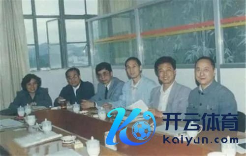 （左四为侯为贵）